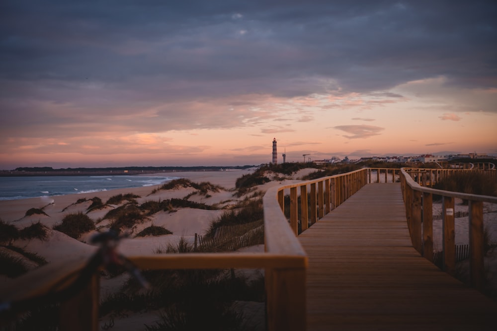 une promenade menant à la plage au coucher du soleil