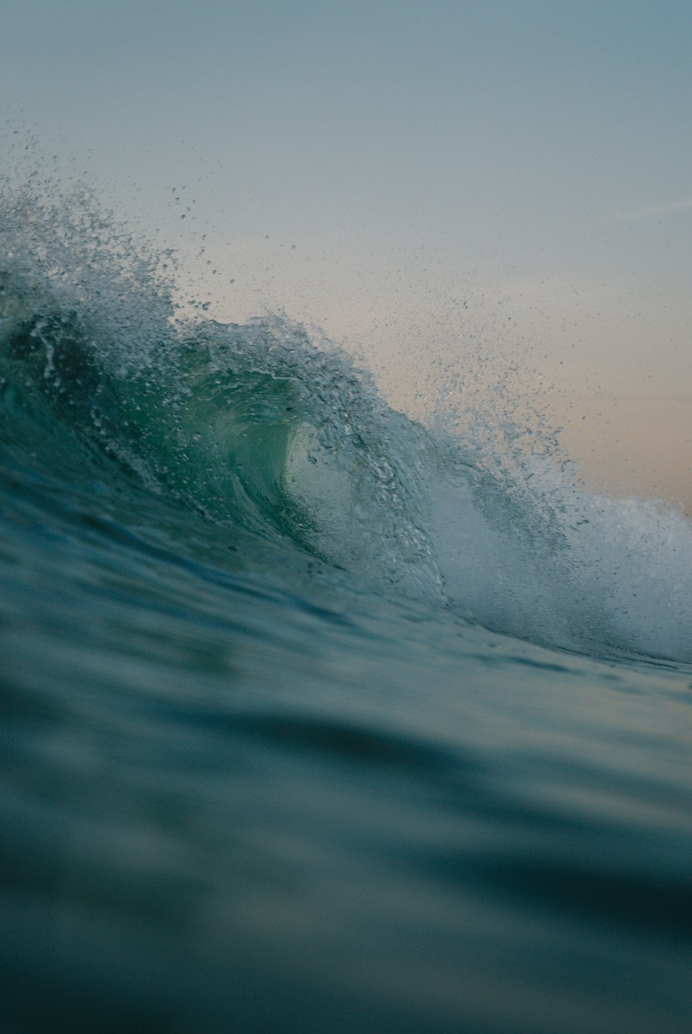 uma pessoa surfando uma onda em cima de uma prancha de surf