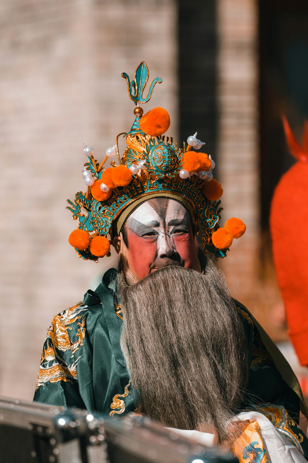 un uomo con una lunga barba che indossa un costume