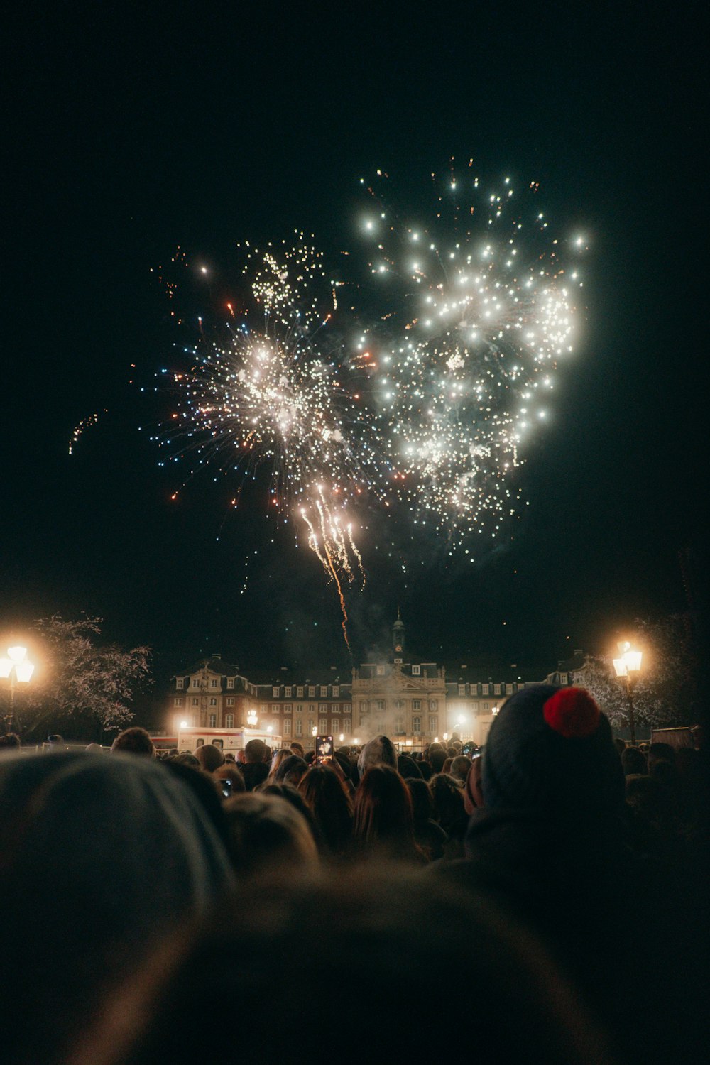 Una multitud de personas viendo un espectáculo de fuegos artificiales