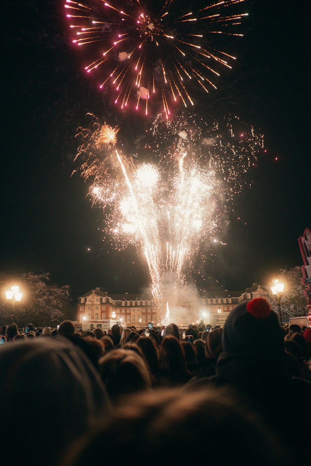 Una multitud de personas viendo un espectáculo de fuegos artificiales