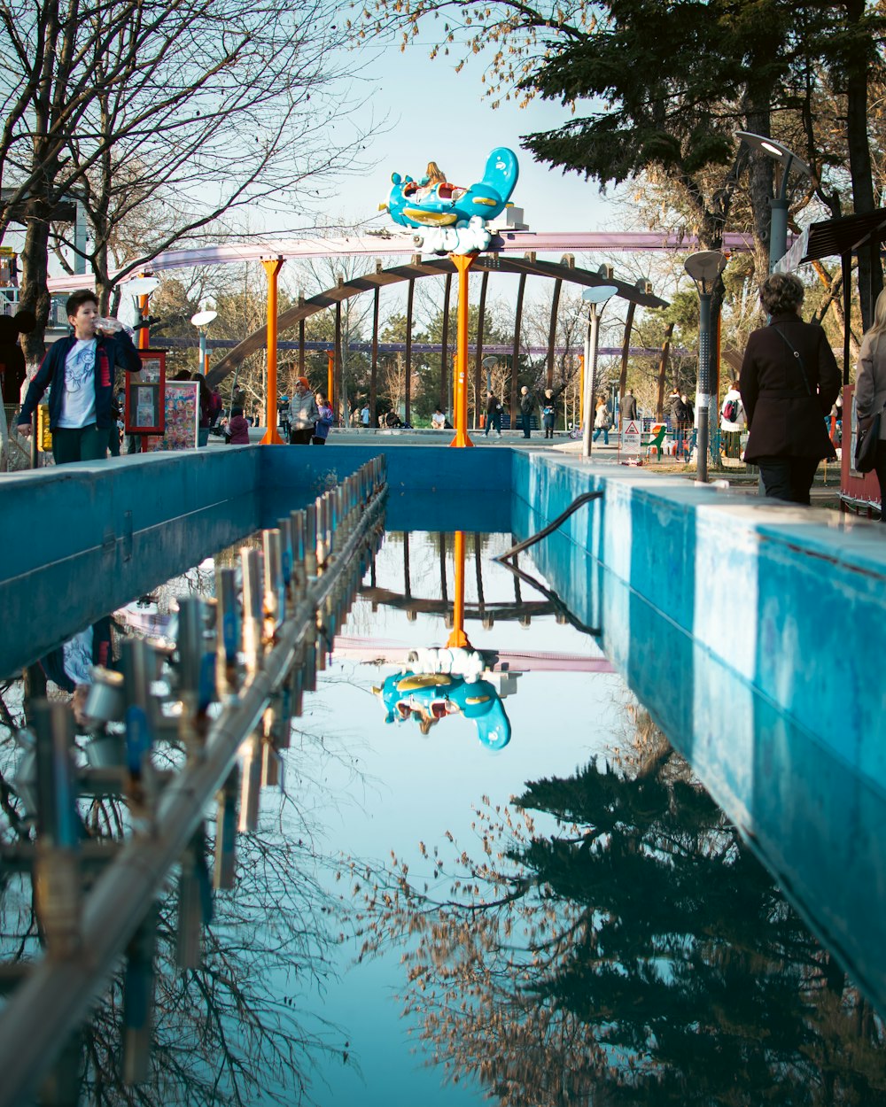 una piscina con un riflesso di persone al suo interno