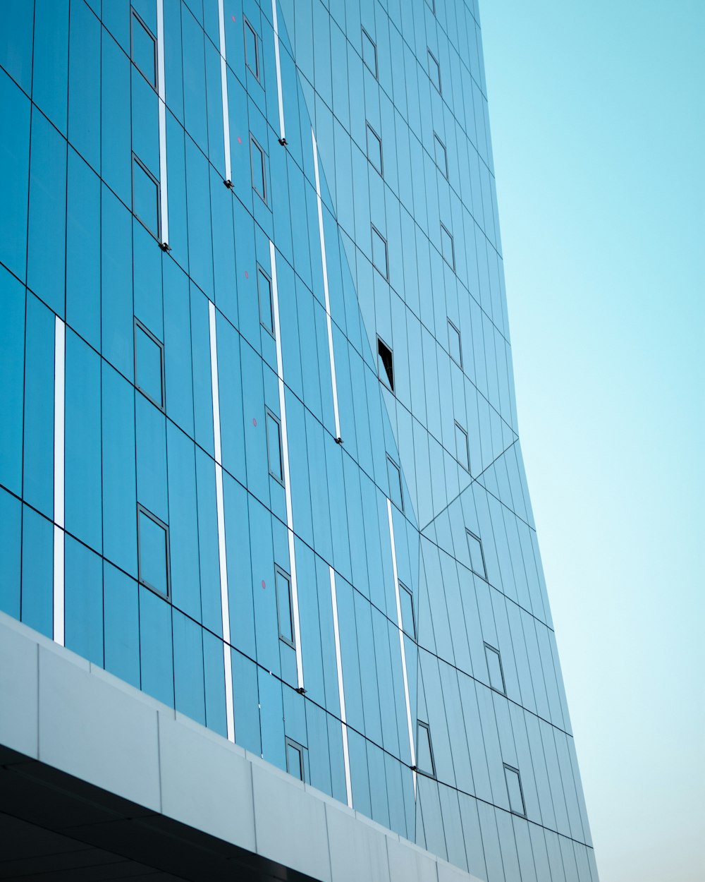 un edificio alto con un buco sul lato