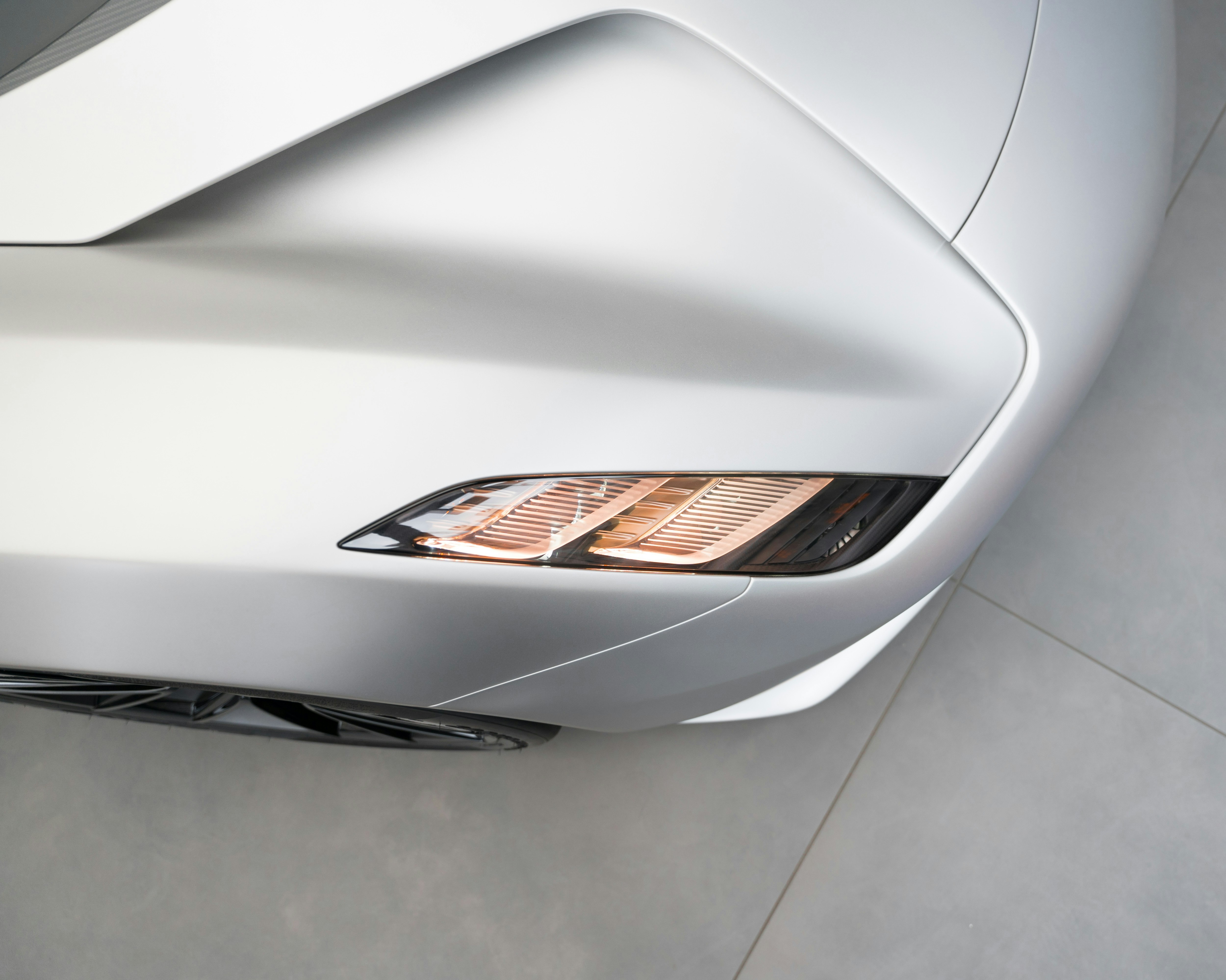 シルバーのスポーツカーのフロントエンド