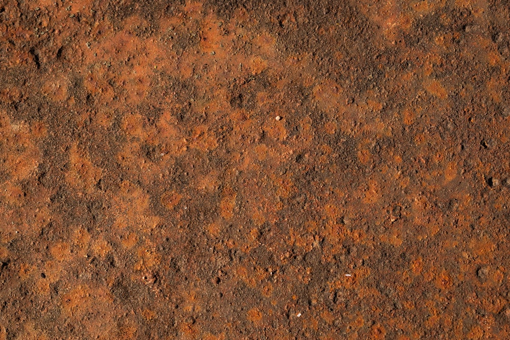 Un primer plano de una superficie metálica oxidada
