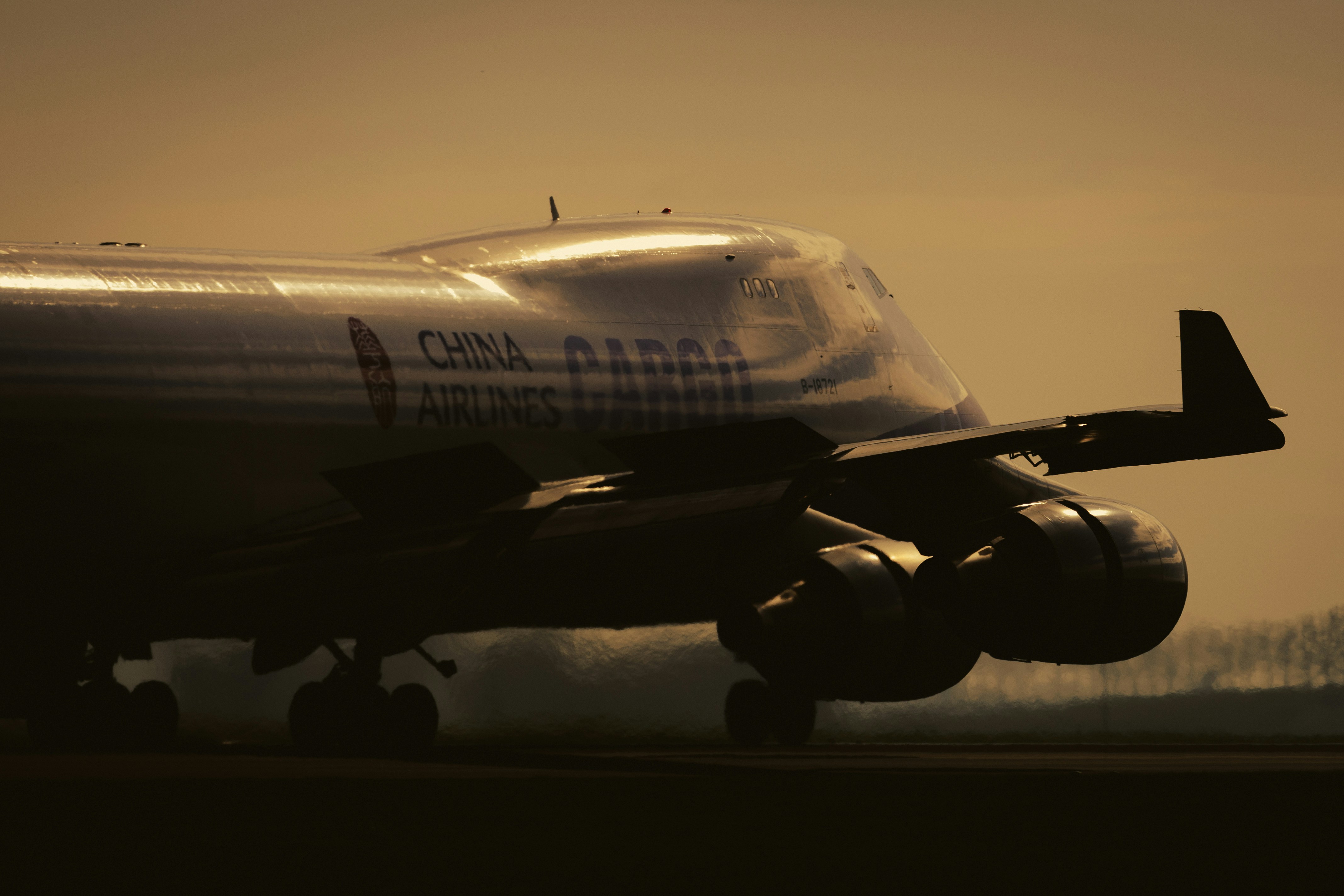 a large jetliner sitting on top of an airport runway, 