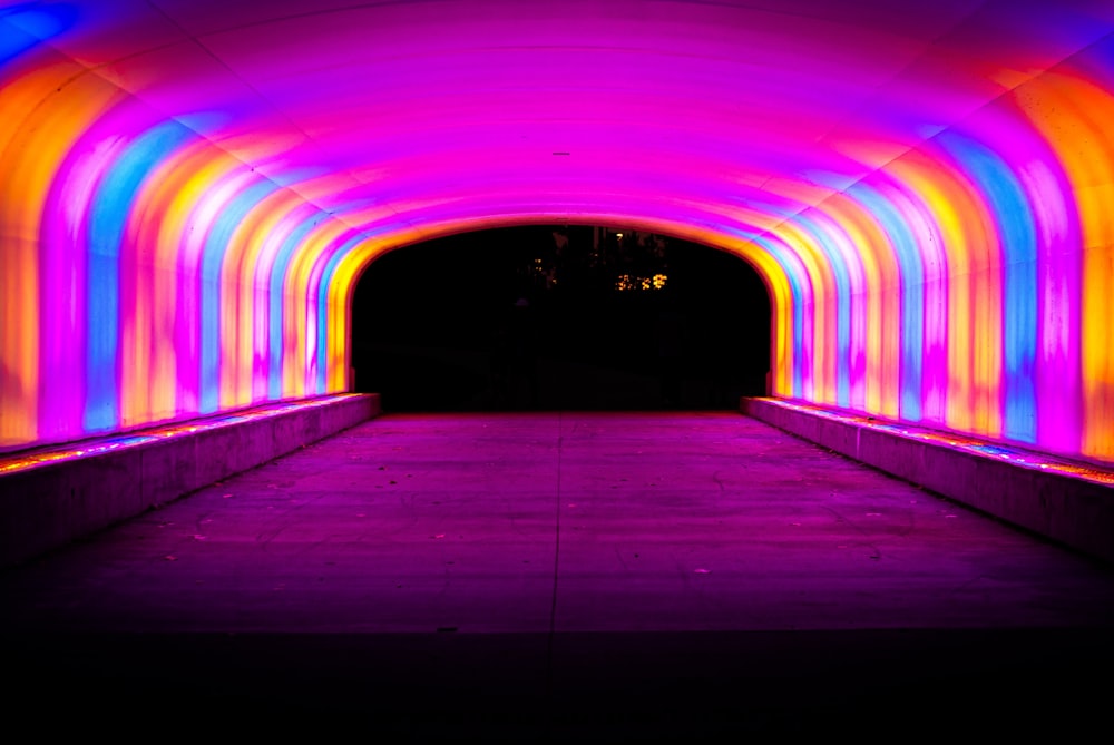 Un túnel que tiene muchas luces