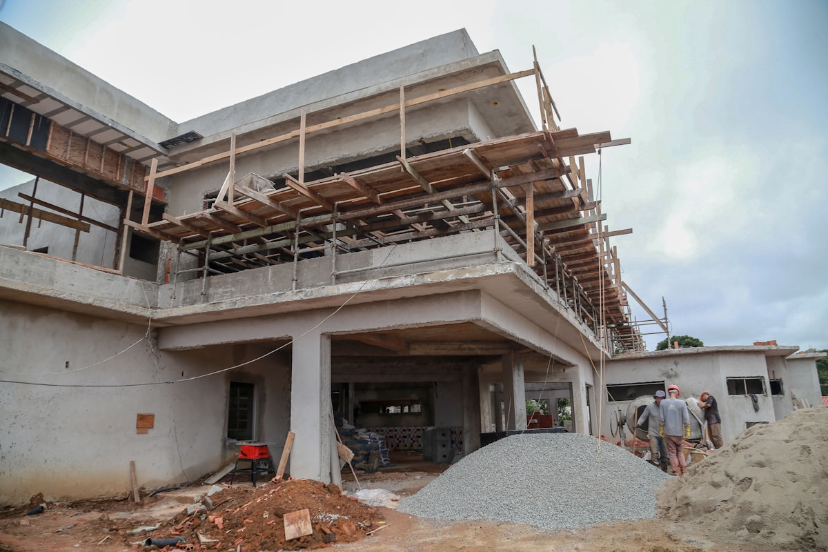Casa em obra, com estrutura de concreto e laje em execução