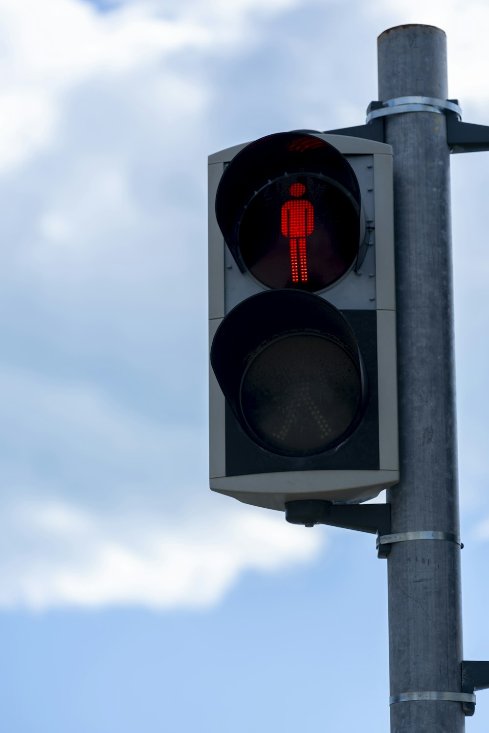 a traffic light with a red light on it