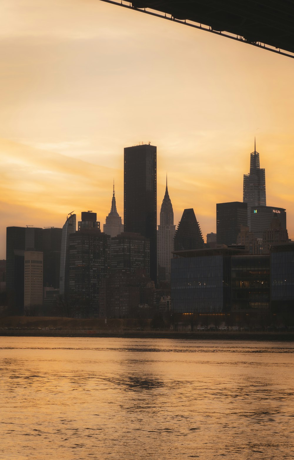 ein großes Gewässer mit einer Stadt im Hintergrund