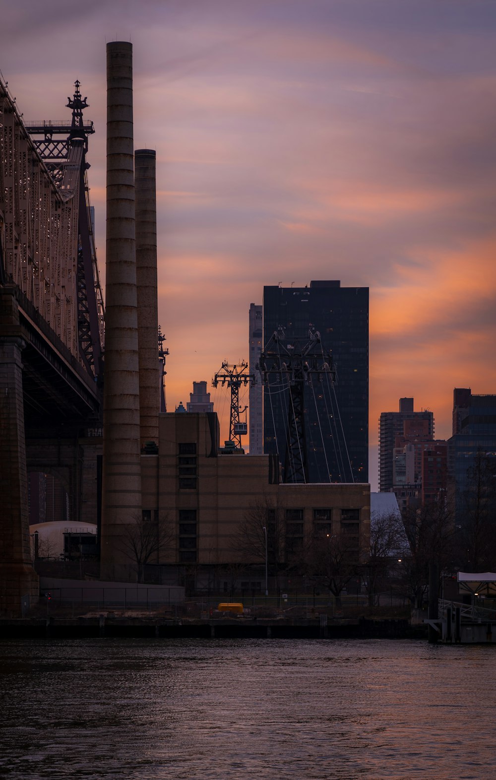 Blick auf eine Stadt mit einer Brücke im Hintergrund