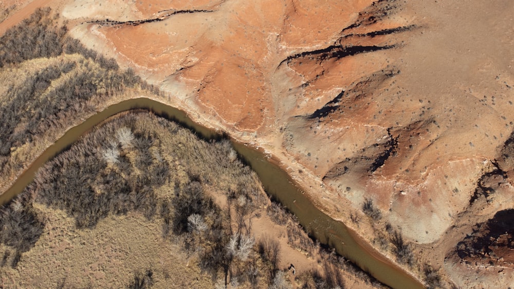 Una vista aérea de un río que corre a través de un desierto