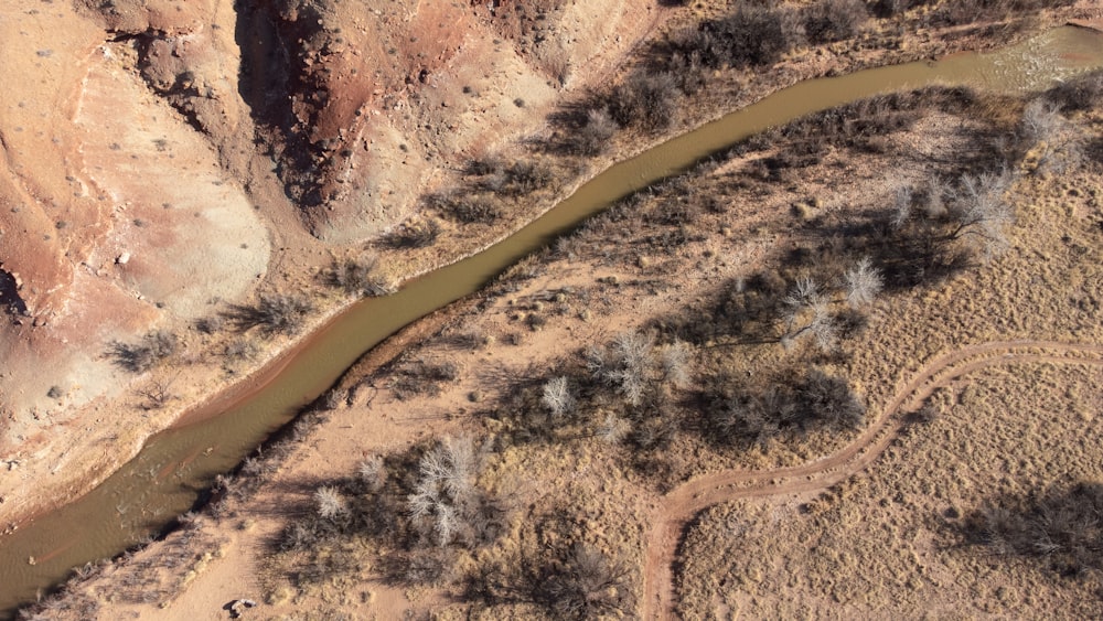 Una vista aérea de un río en el desierto