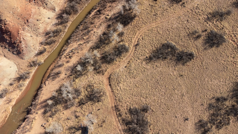 Una vista aérea de un río en el desierto