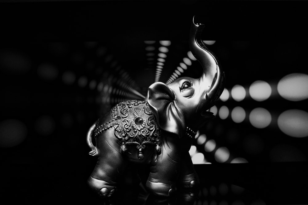Una foto en blanco y negro de una estatua de elefante