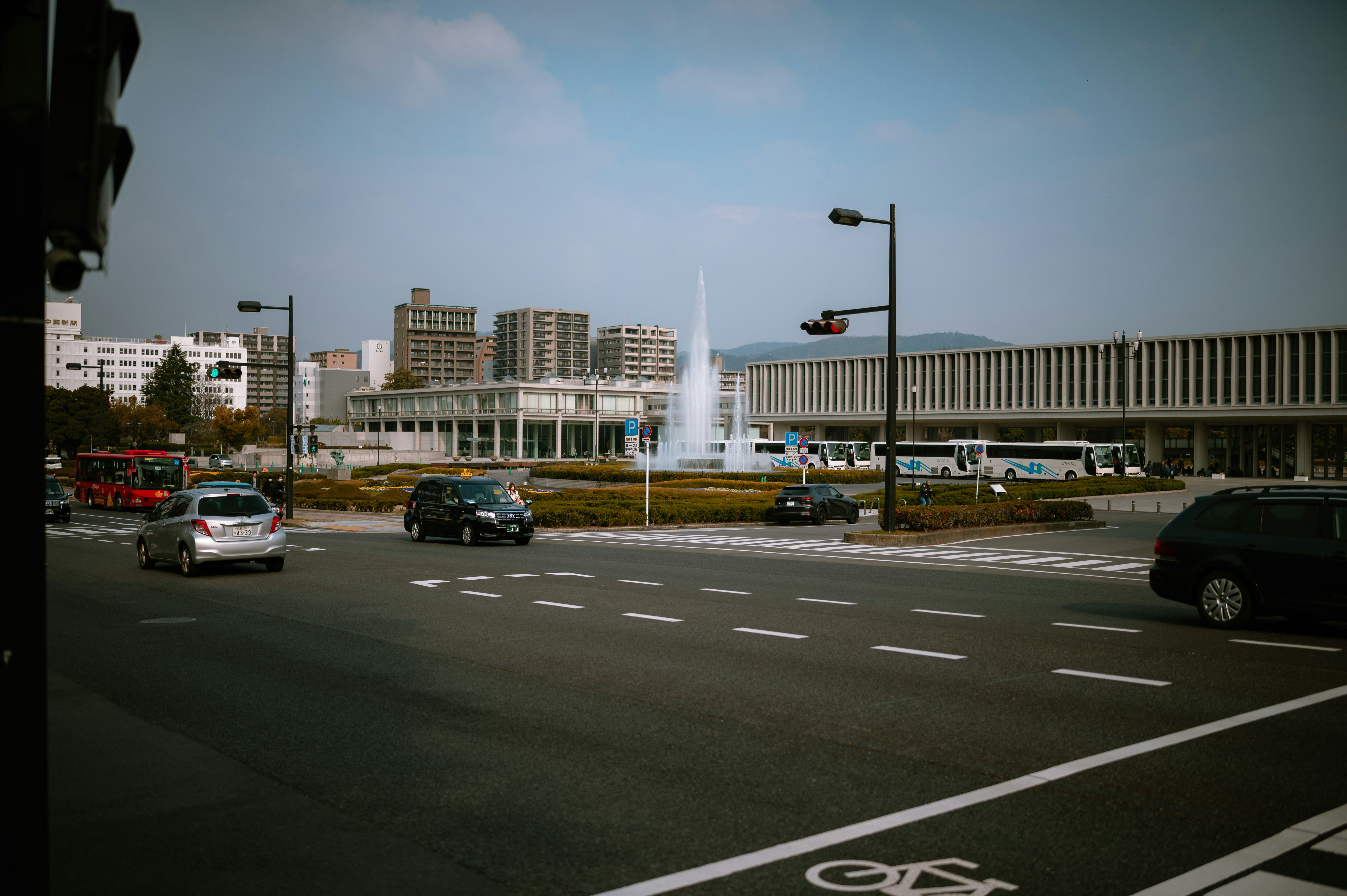 高層ビルの隣の交通量の多い街の通り