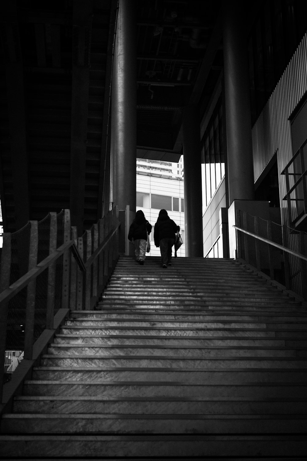 계단을 내려가는 두 사람