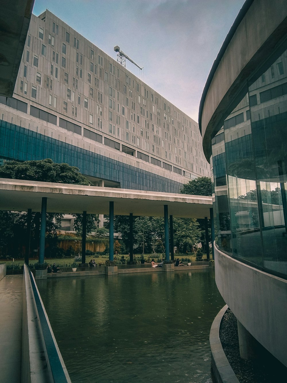 un grande edificio seduto accanto a uno specchio d'acqua