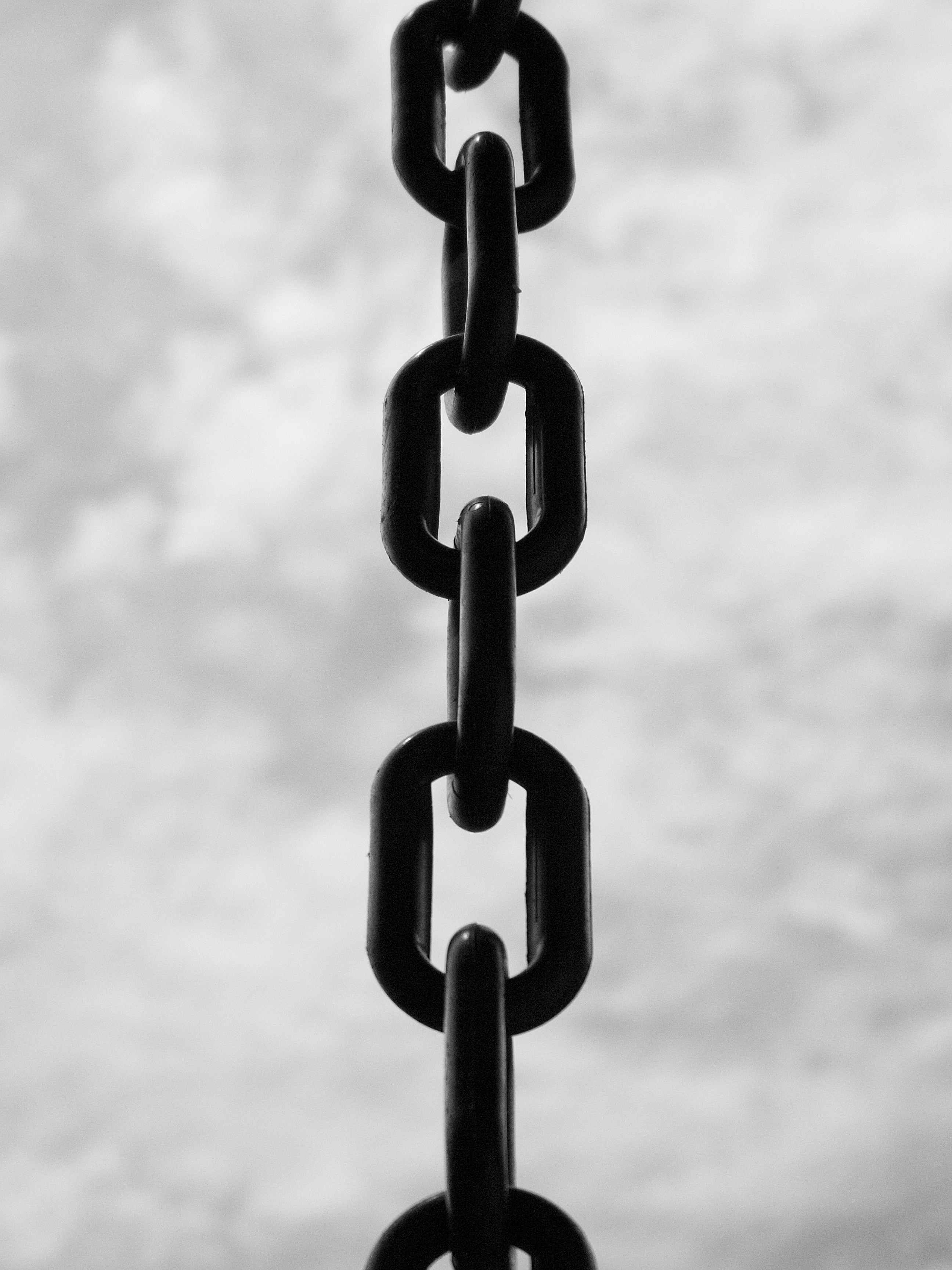 a black and white photo of a chain
