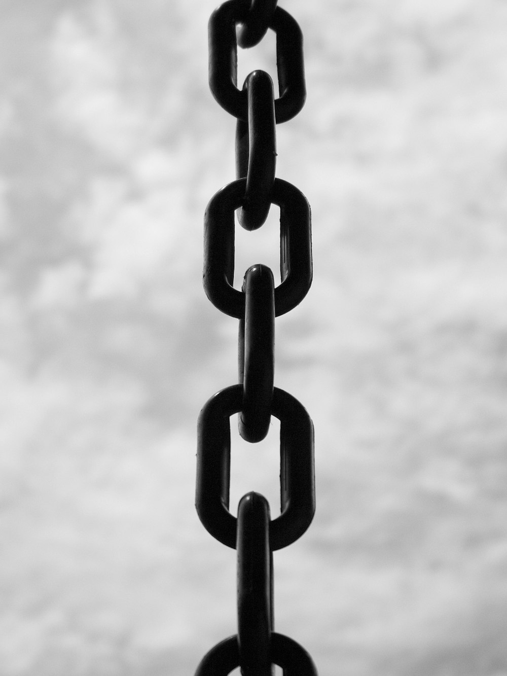 a black and white photo of a chain