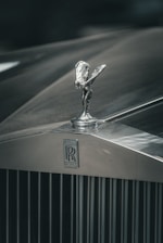 the emblem on the front of a classic car