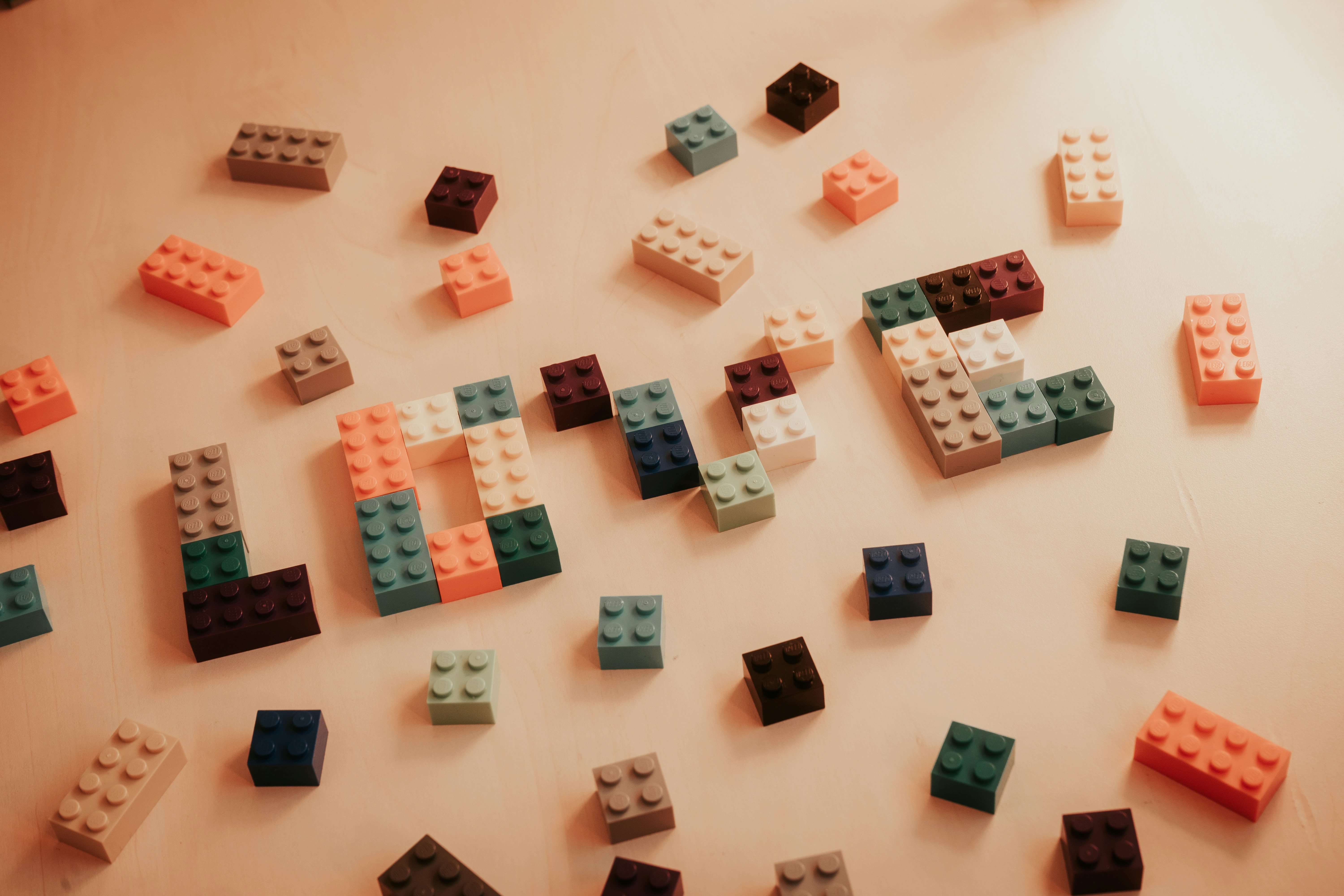 a group of legos sitting on top of a table