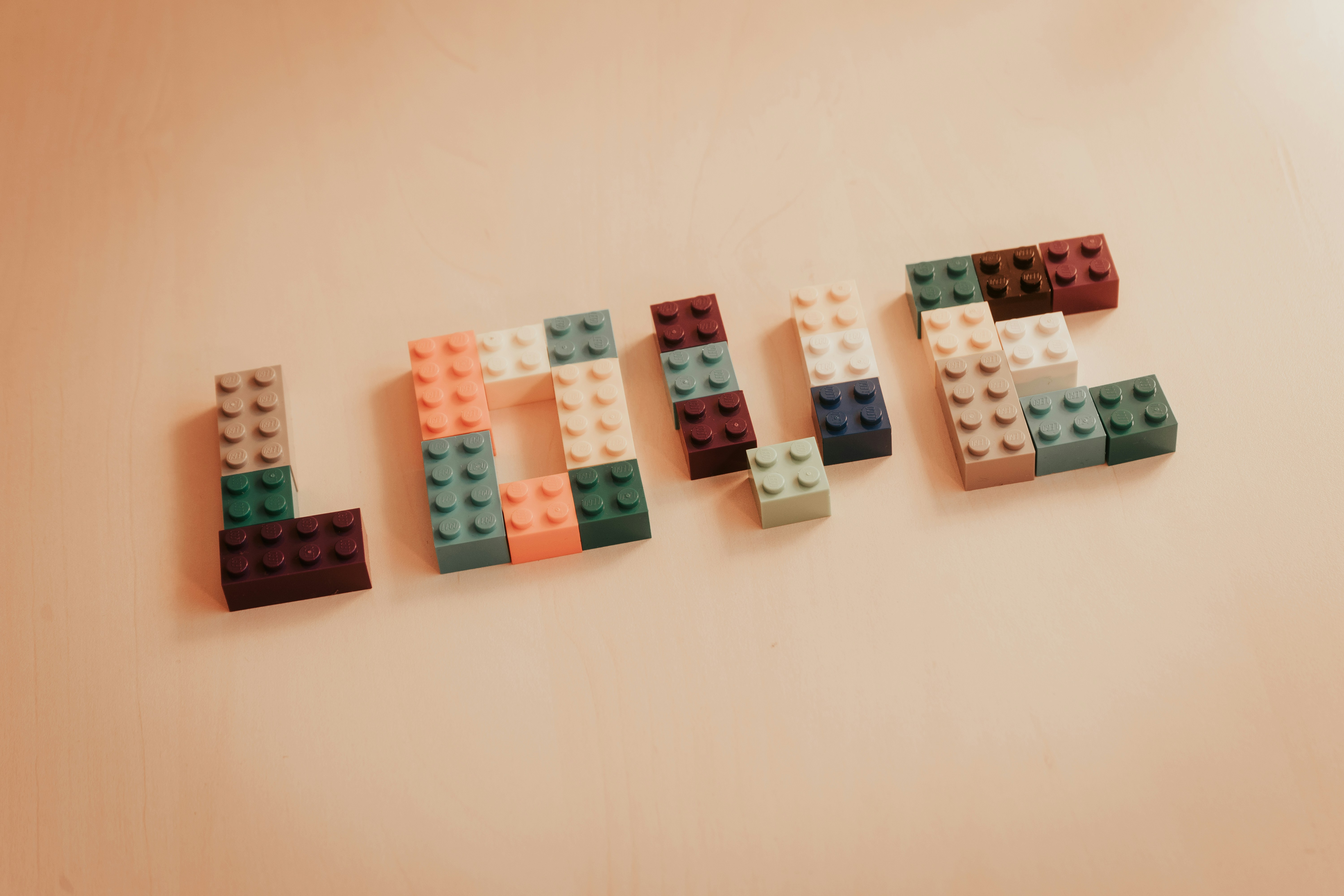 a group of legos sitting on top of a table