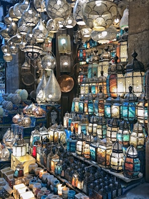 a store filled with lots of different types of lights