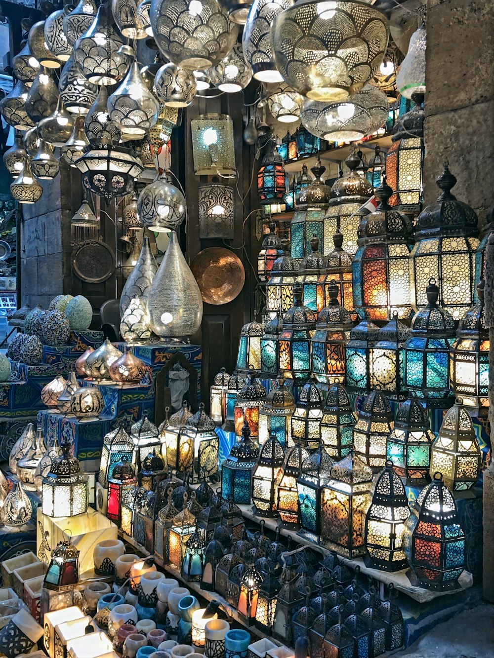 Una tienda llena de muchos tipos diferentes de luces