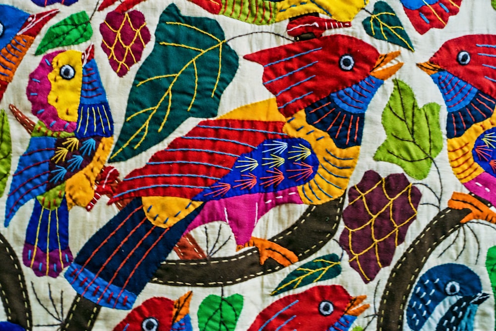 鳥が描かれた布のクローズアップ