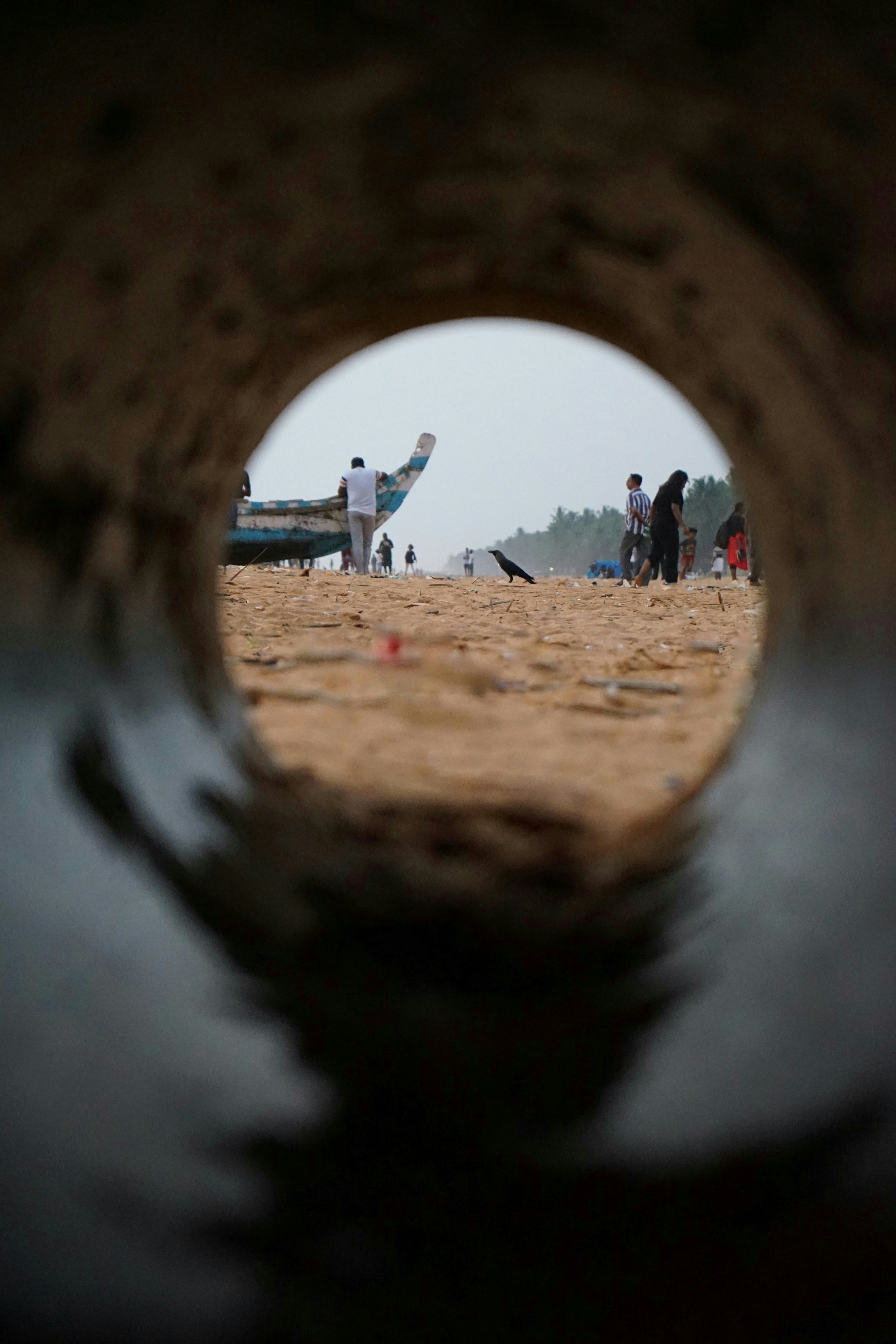un groupe de personnes debout au sommet d’une plage de sable