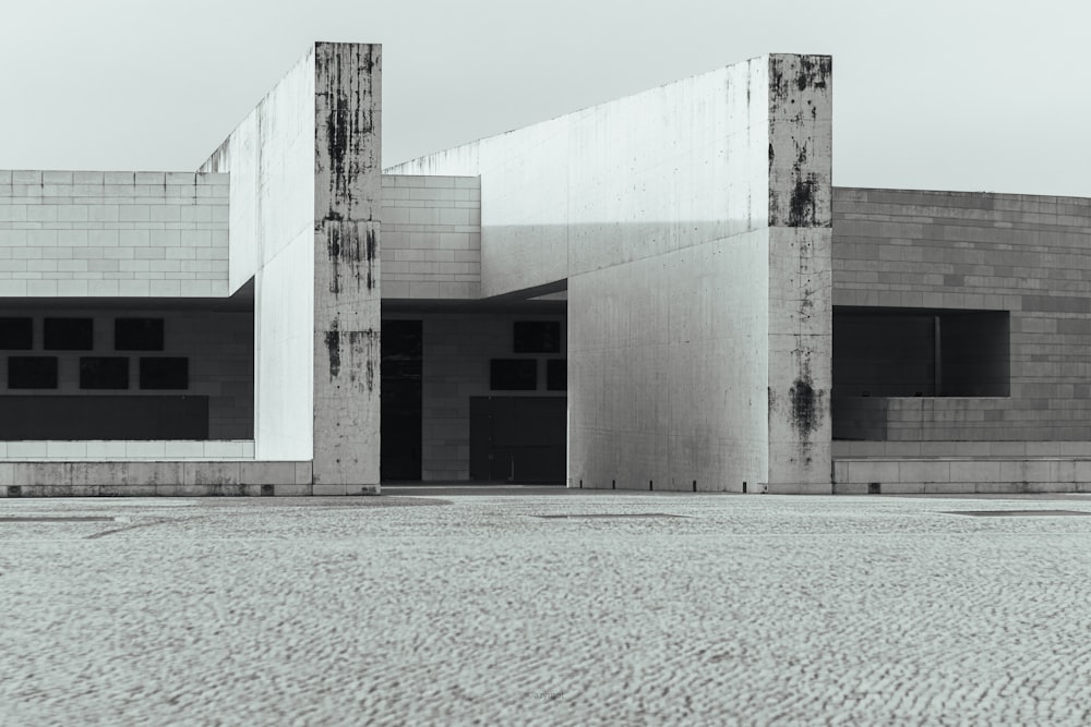 a black and white photo of a building