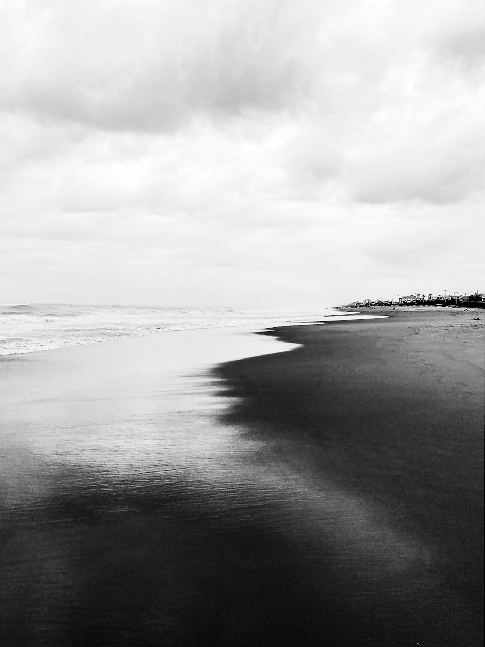 una foto in bianco e nero di una spiaggia