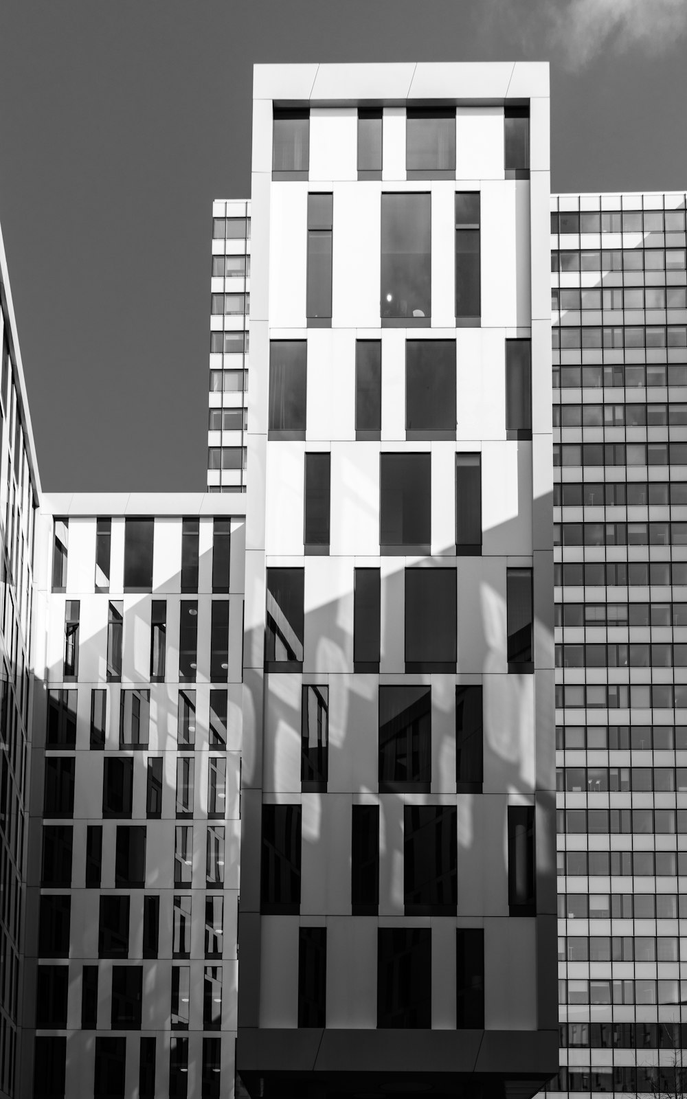 a black and white photo of some buildings