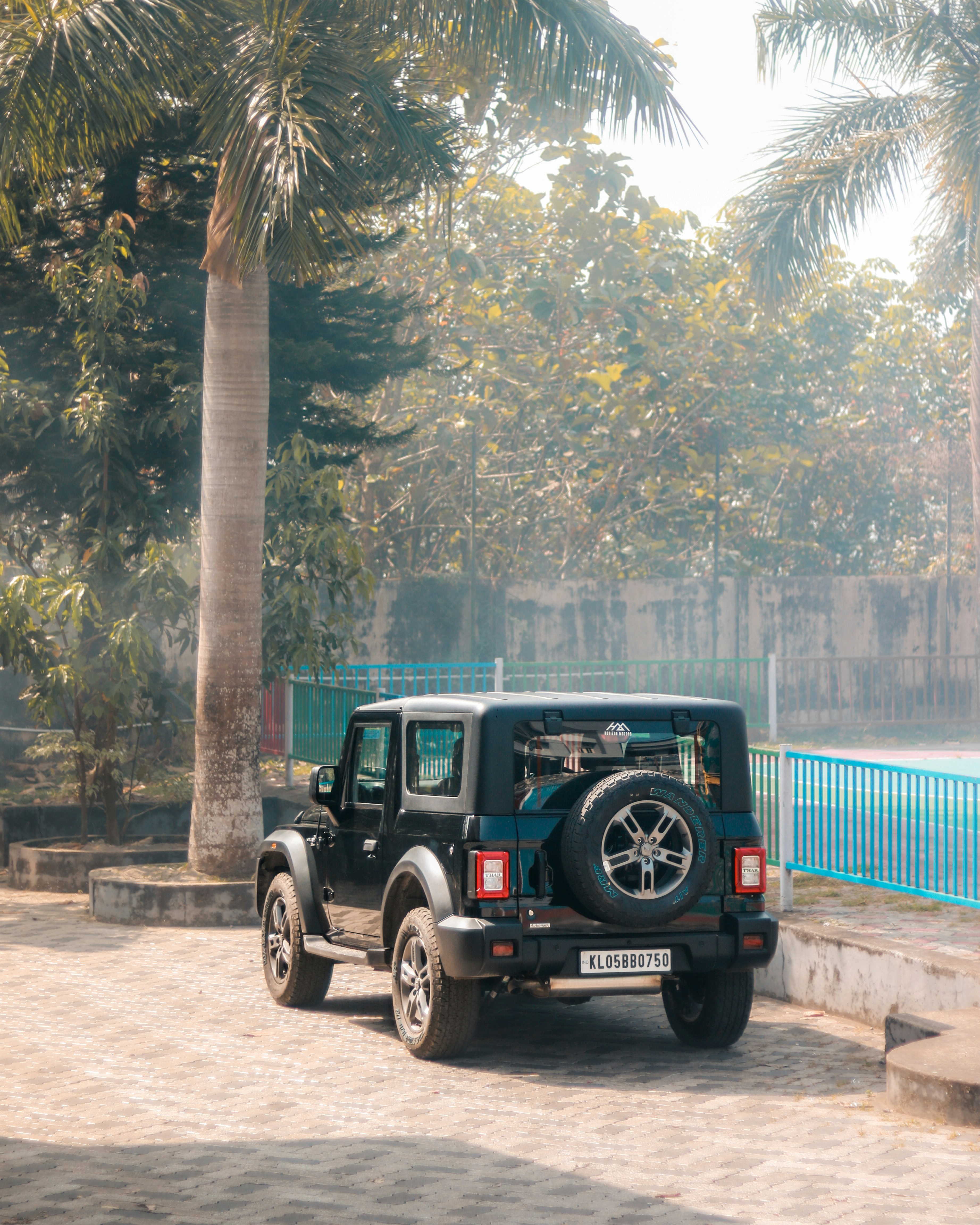 Un jeep negro estacionado al costado de una carretera