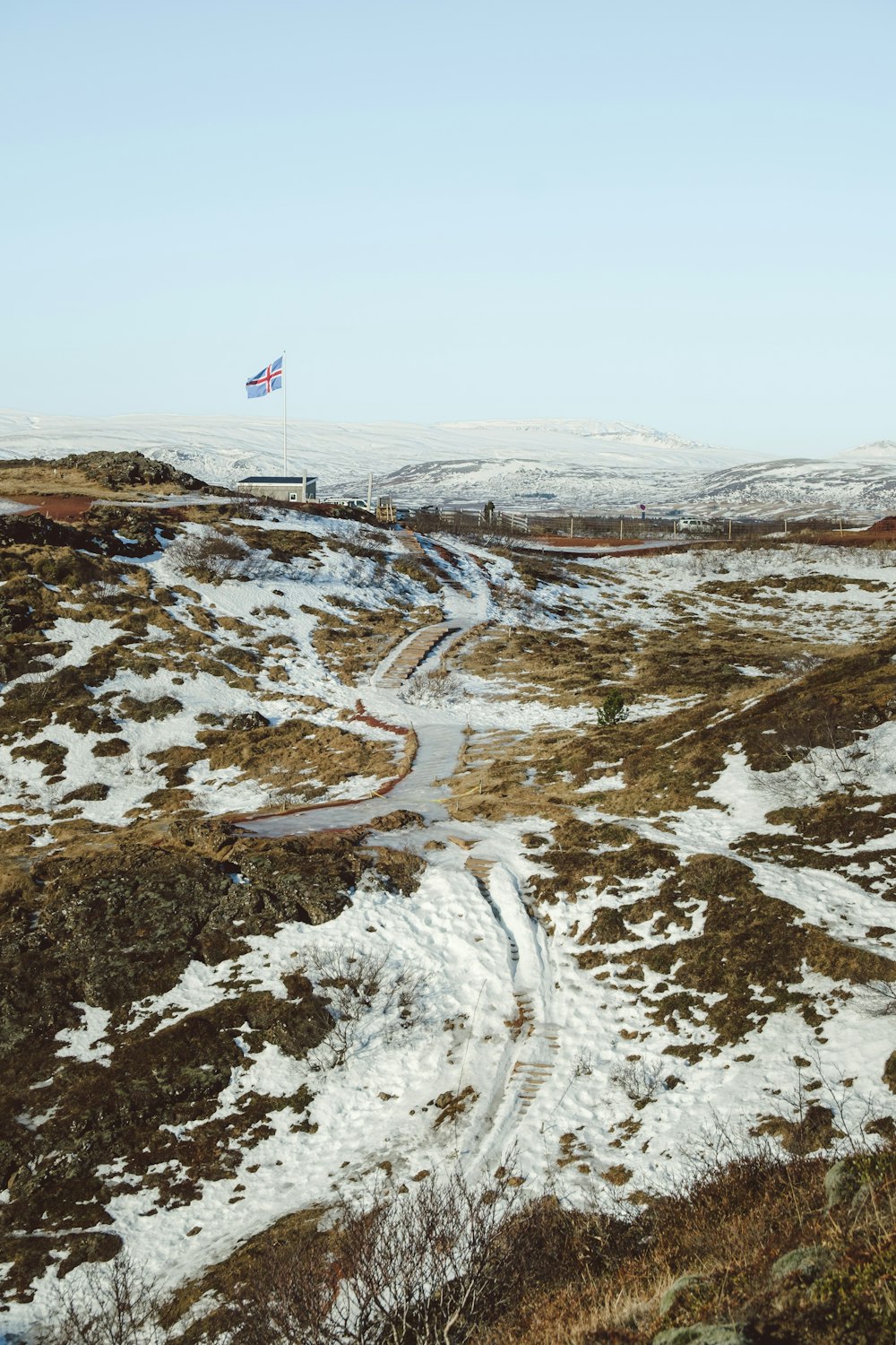 雪に覆われた丘の上に旗が乗っている