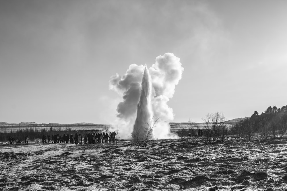 Une photo en noir et blanc d’un geyser