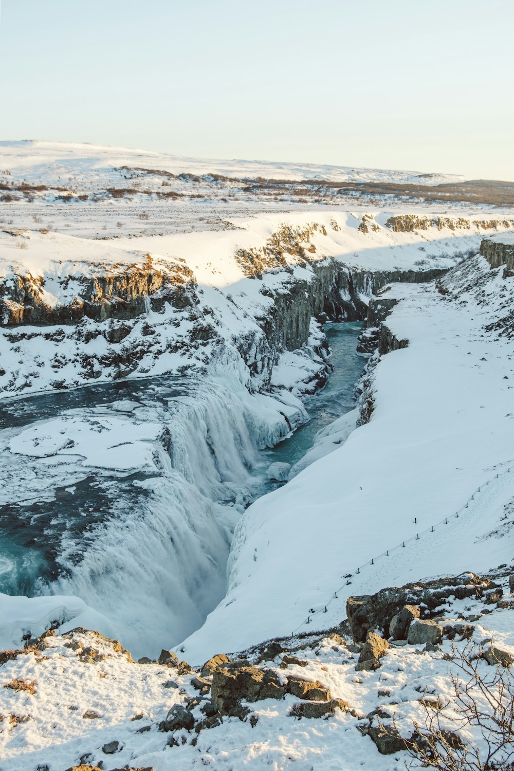 ein großer Wasserfall inmitten eines verschneiten Feldes