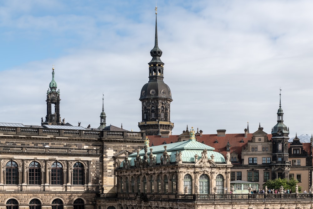 ein großes Gebäude mit einem Glockenturm auf der Spitze