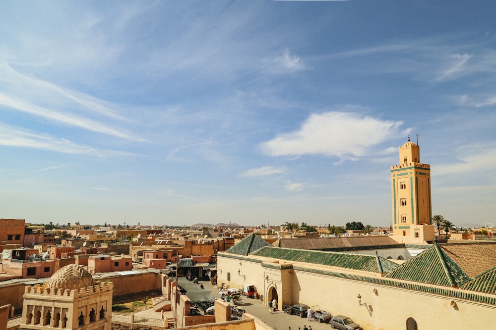 Blick auf eine Stadt mit hohen Gebäuden und einem Glockenturm