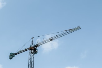 a crane that is sitting on top of a building