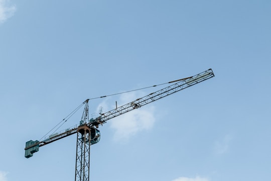 a crane that is sitting on top of a building