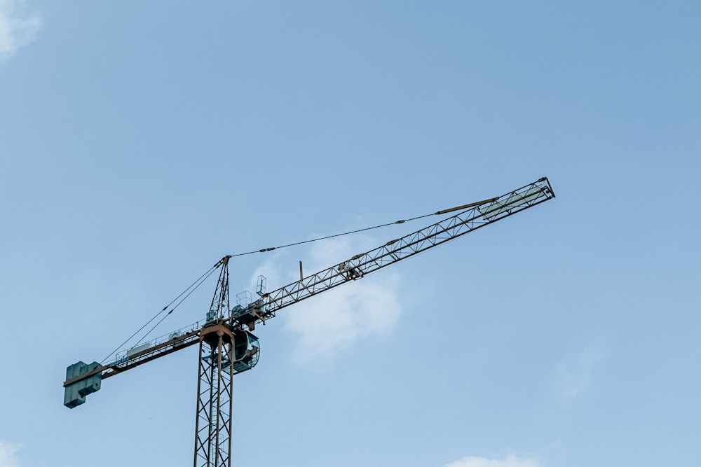 a crane that is sitting on top of a building