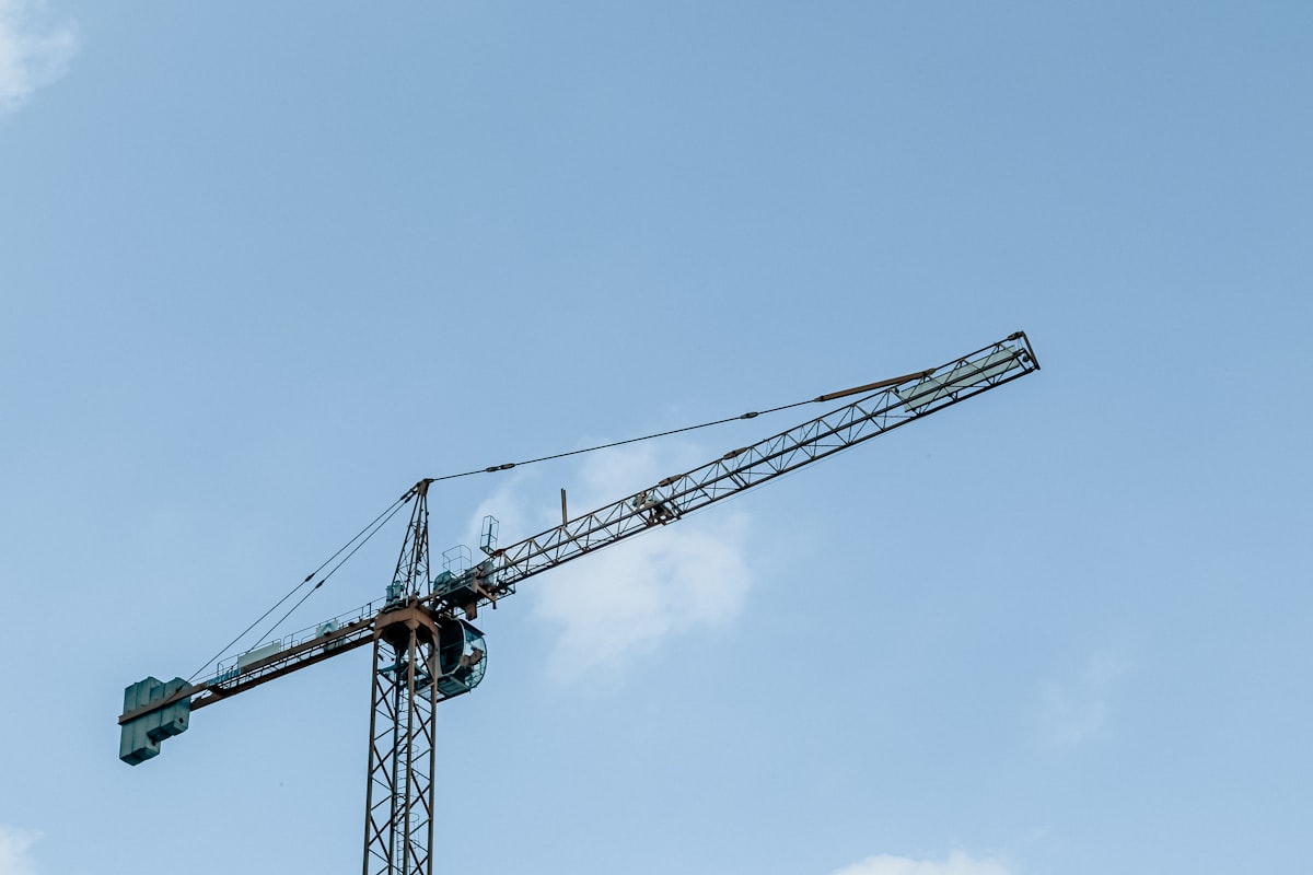 Grue sur un chantier de construction