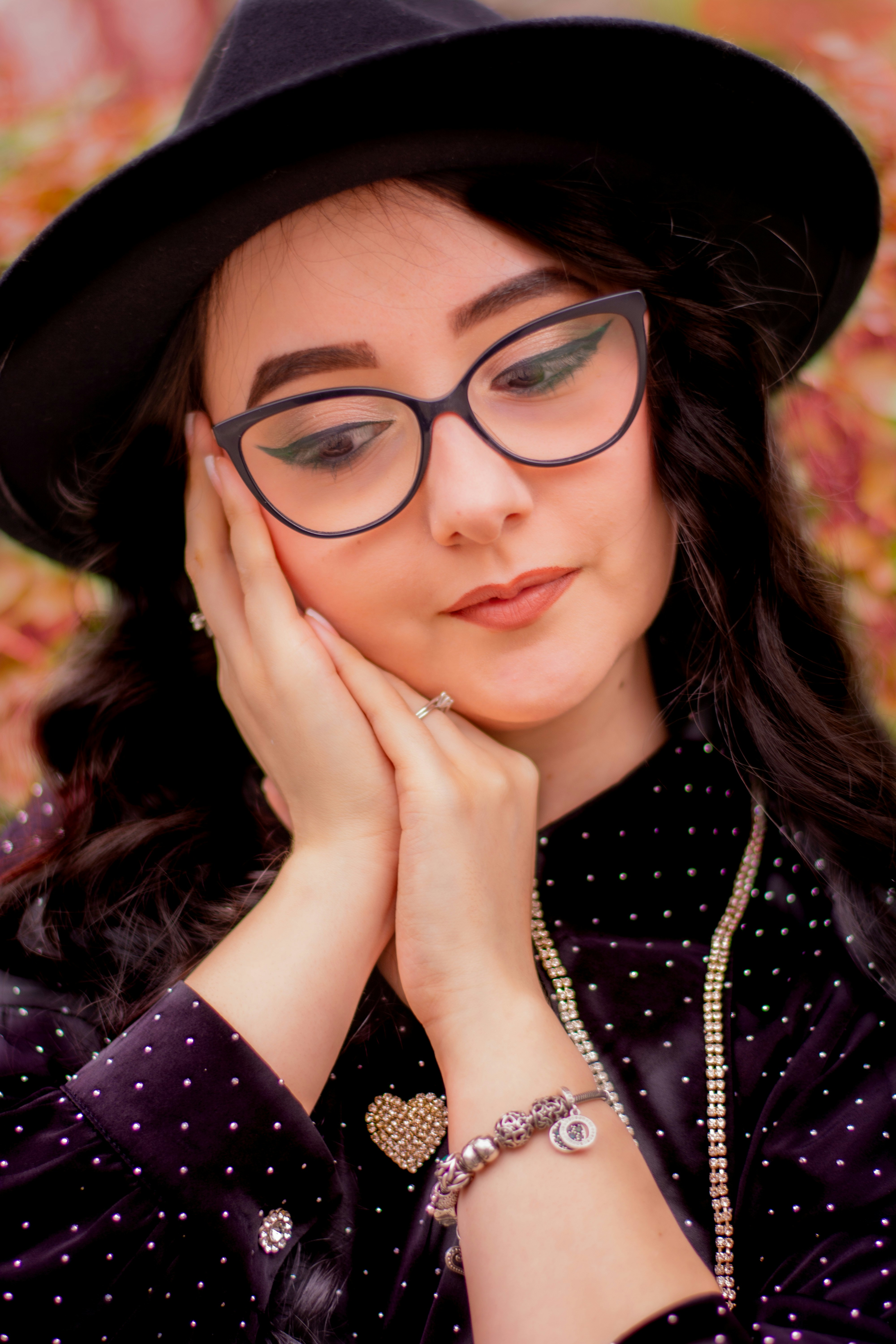 une femme portant un chapeau noir et des lunettes