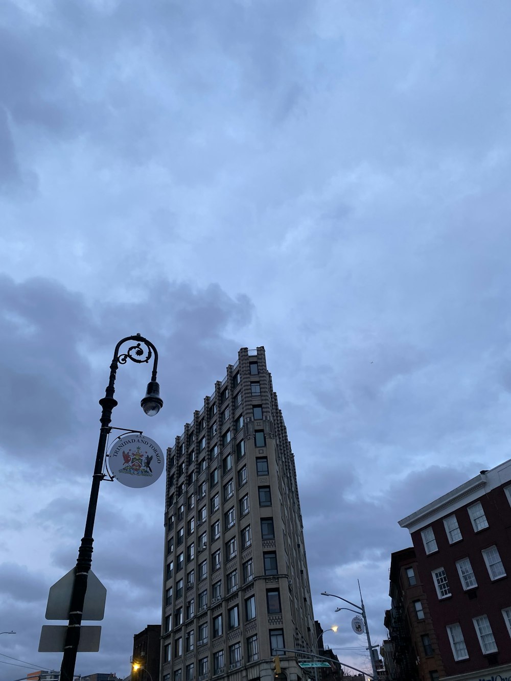 Un edificio alto sentado junto a una farola