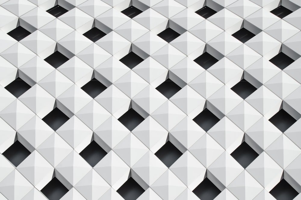 un mur blanc avec des carrés noirs dessus
