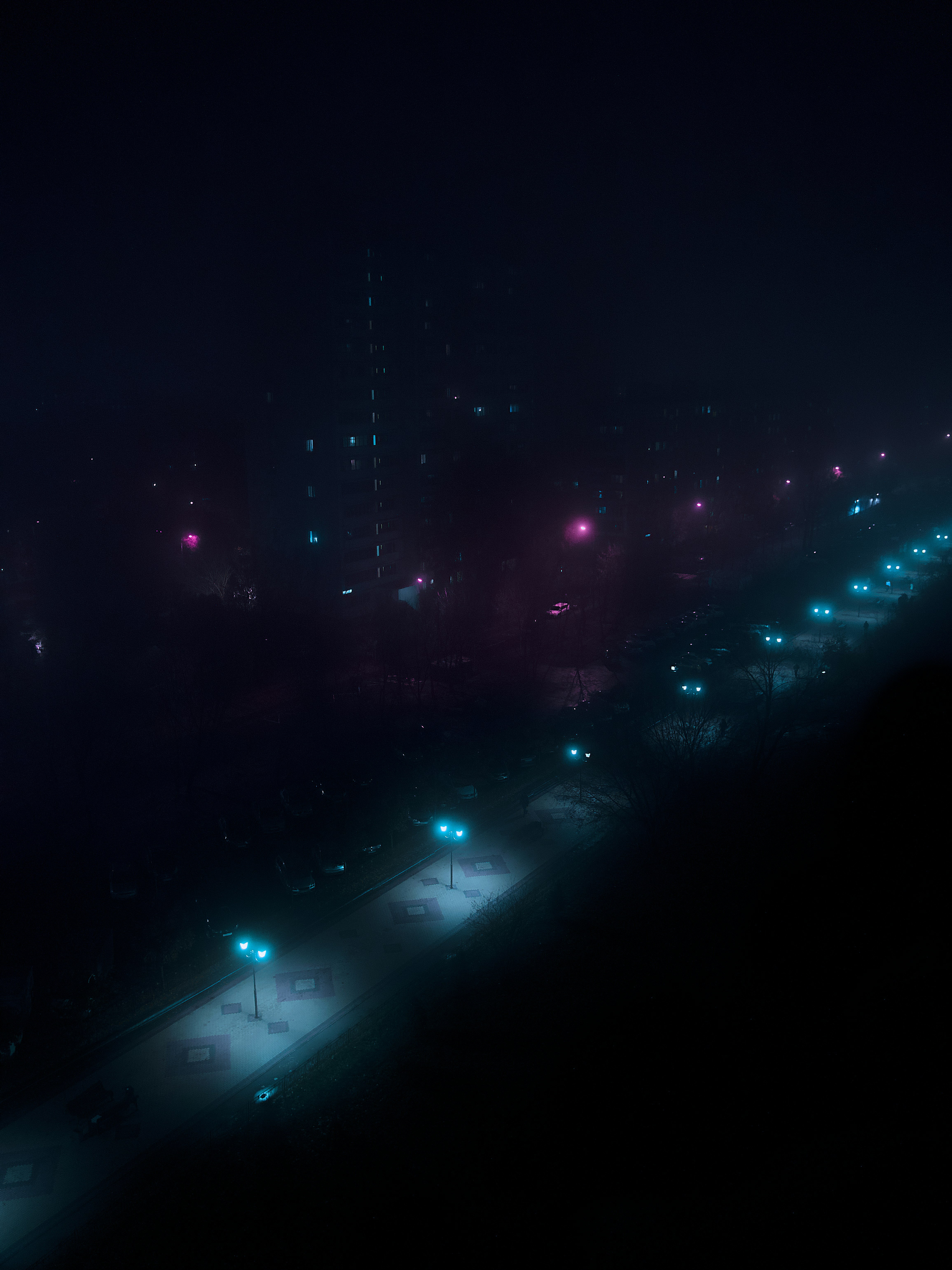 Una veduta notturna di una strada cittadina