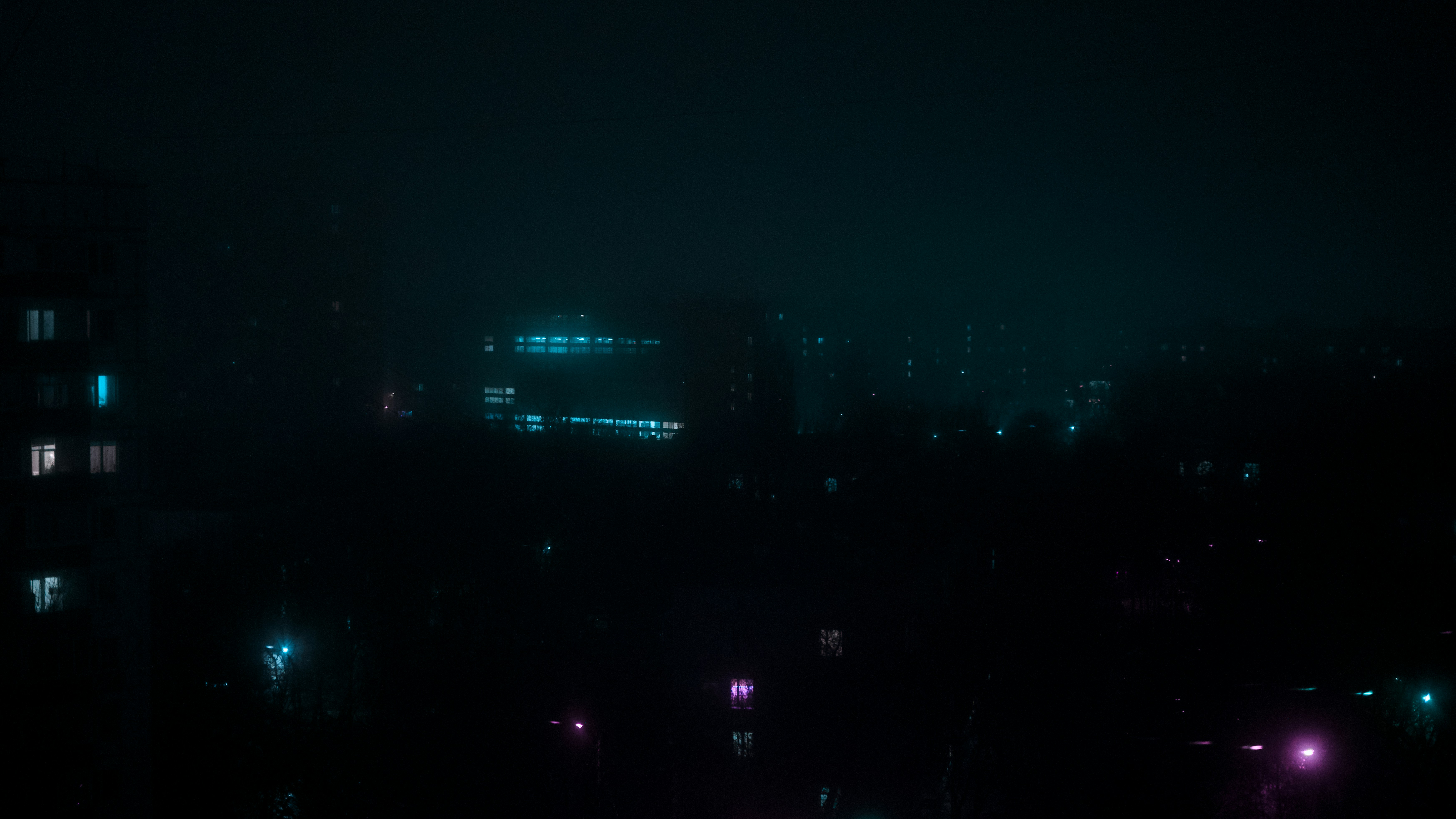 Ночной город в неоновых огнях