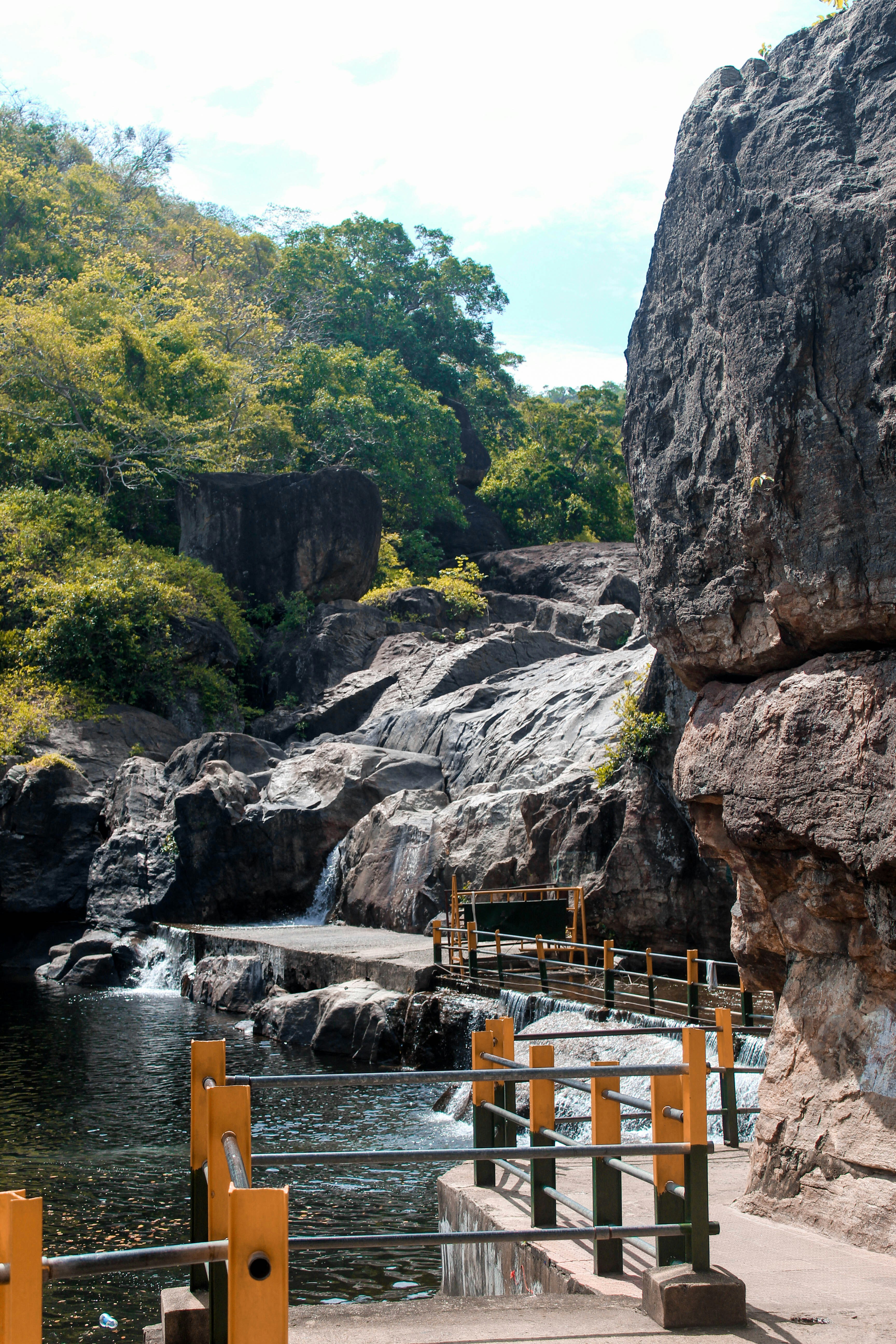 uma pequena cachoeira no meio de uma área rochosa